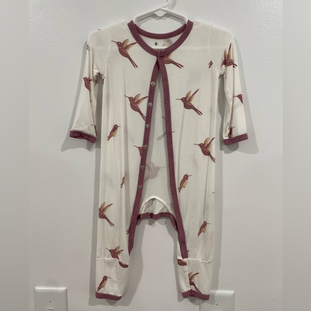 Kyte Baby Mulberry Hummingbird Long Sleeved Snap Romper 12-18? PLAY